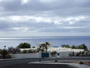 Weißes Haus mit Blick auf das Meer in Lanzarote